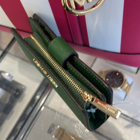 MICHAEL KORS
Medium Jet Set Travel Crossgrain Leather Bifold Zip Wallet
NWT - Picture 13 of 16